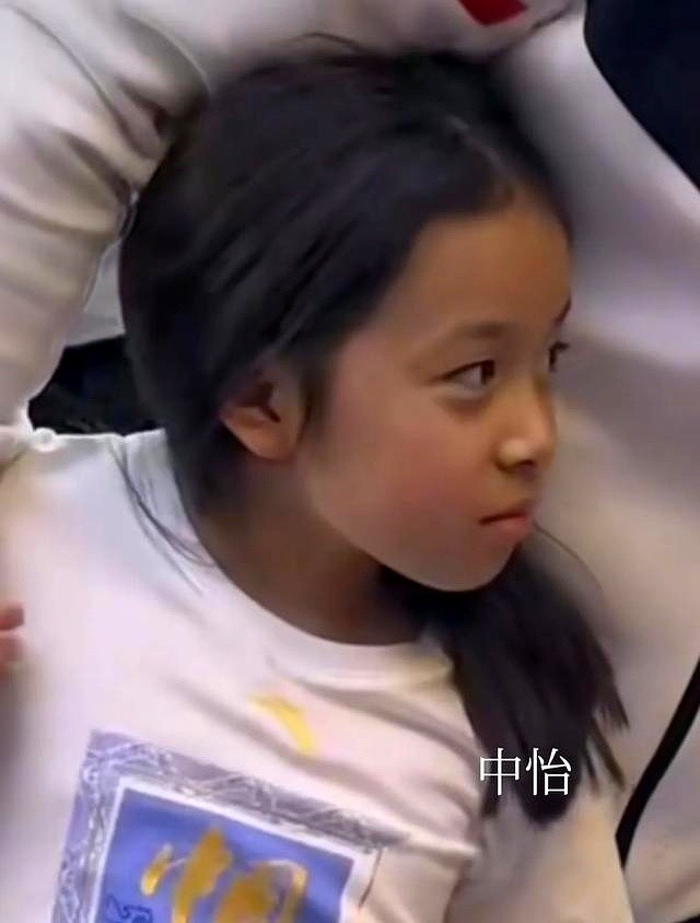 不得不服。郭晶晶和霍启刚的两个女儿专挑家族的优点长了。大女儿霍中妍和二女