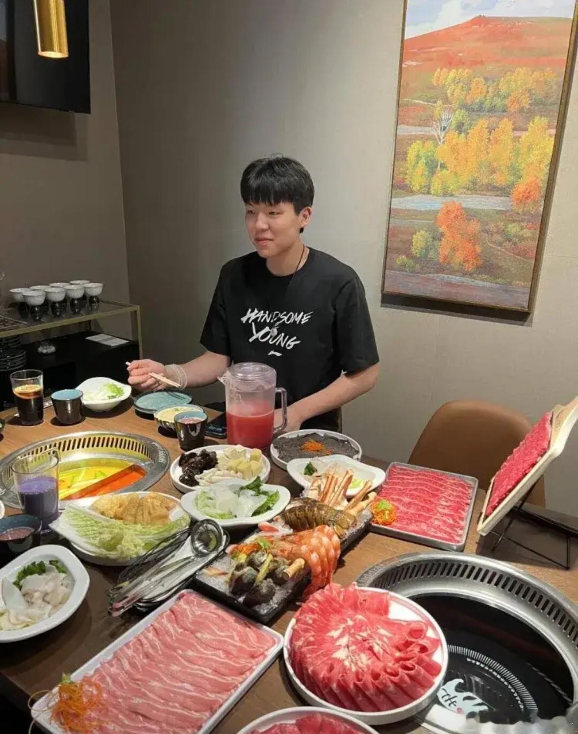 篮球梦周琦吃个煎饼果子，被网暴了这么多年！杨瀚森吃火锅，却没人指责杨