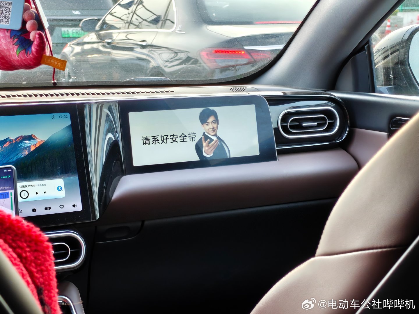 还得是杭州大本营，零跑是真的多，打车打到一辆零跑C10，一上车张伟就在等着我零跑