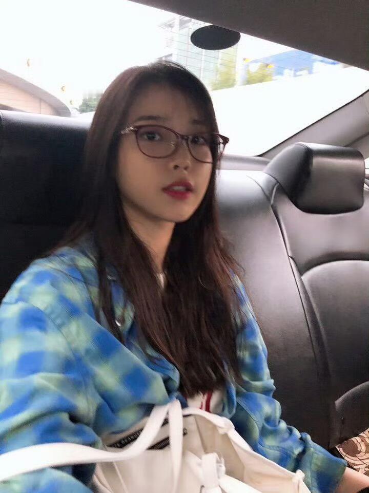 穿搭基础脸就不基础iu衣柜里到底有多少格子衬衫