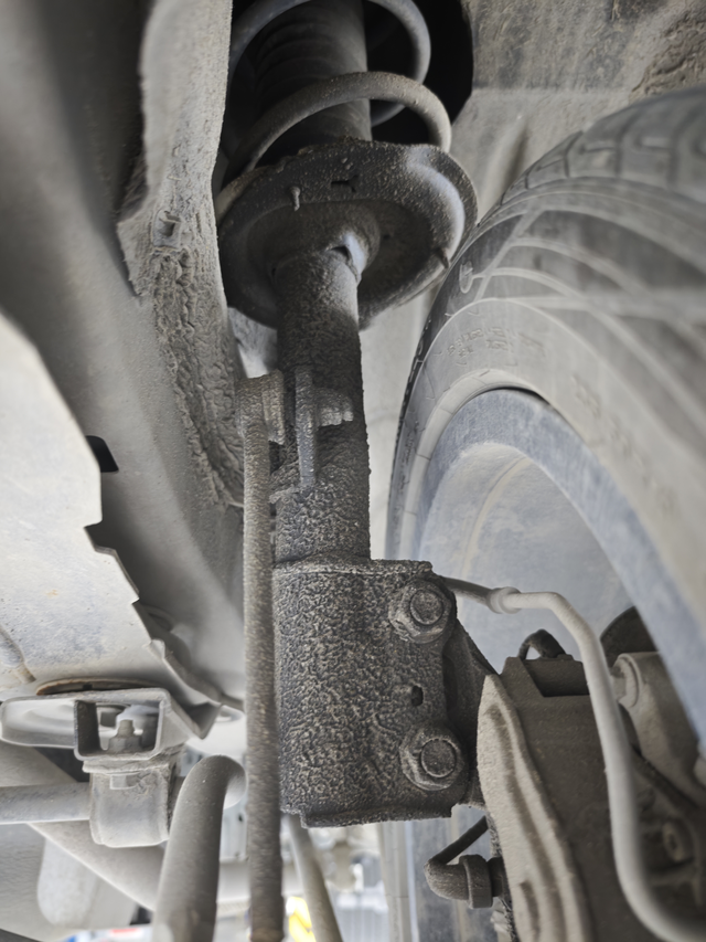 漏油的比亚迪宋PlusDMi前后四个减震异响，后面两个还漏油，刚使用一年半，B