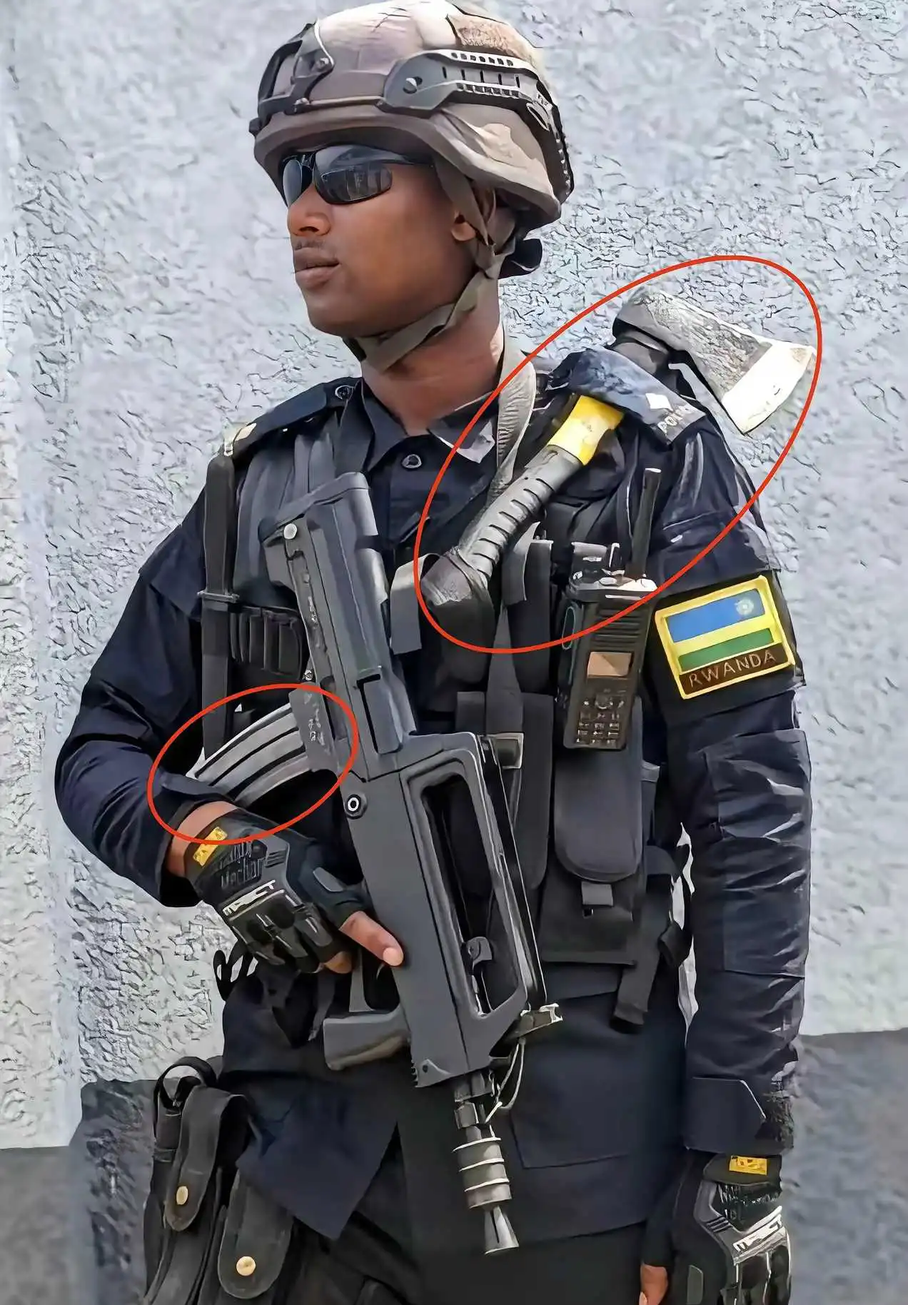 国产兵器——外贸版97B5.56毫米短突图中卢旺达警察所配步枪是我国外贸版本