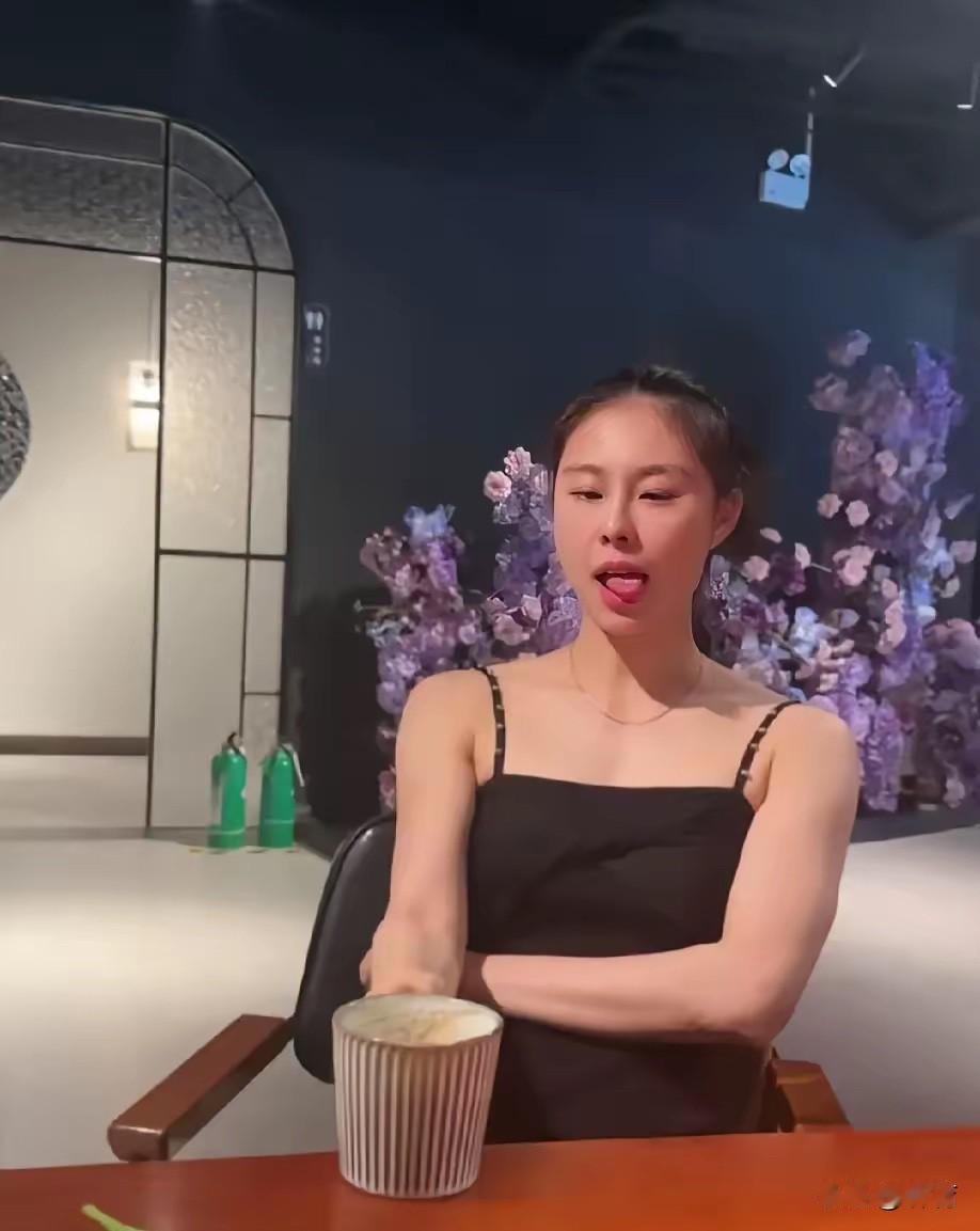 四川女篮本土球员的表现太辣眼睛了！球迷呼吁王思雨结束度假，迅速归队！在昨晚的一场