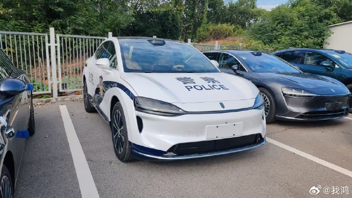 好家伙这是我不可能得到的皮肤啊，新款智界R7法院版，这气质绝了。[赞]​​