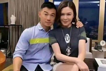 63岁的关之琳谈了个28岁的模特男友，虽说年龄差有35岁，但两人同框完