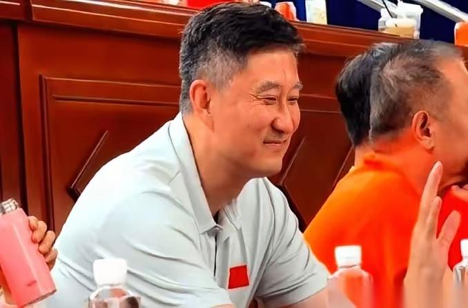感觉广东球迷是不是有点欺软怕硬呀？当媒体人傅正浩爆出，杜锋与广东男篮续约出现问题