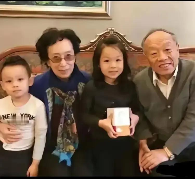 李肇星夫妇晚年，在家中与他们的小宝贝孙子孙女，一张珍贵的合影在岁月的温柔流转