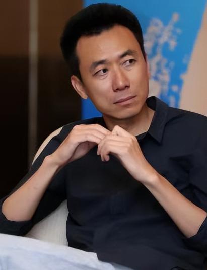 2008年，亿万富翁王微在婚内爱上了一位芭蕾舞美女，他随手给妻子杨蕾10万元：“