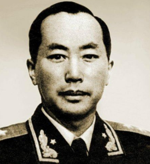 1947年，赵平和老婆叛变，将刘少文所在位置供了出来，国民党特务闯入食品店，想要