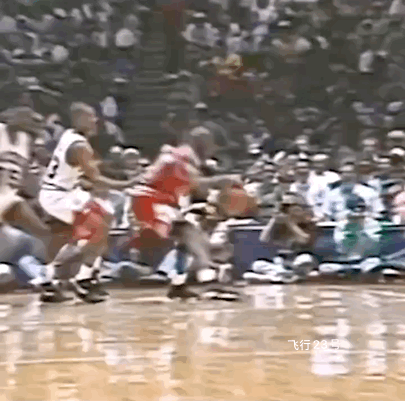 乔丹这个进球太过分了！乔丹先是摆脱对手，然后在空中滞空，避开防守球员，下坠投篮