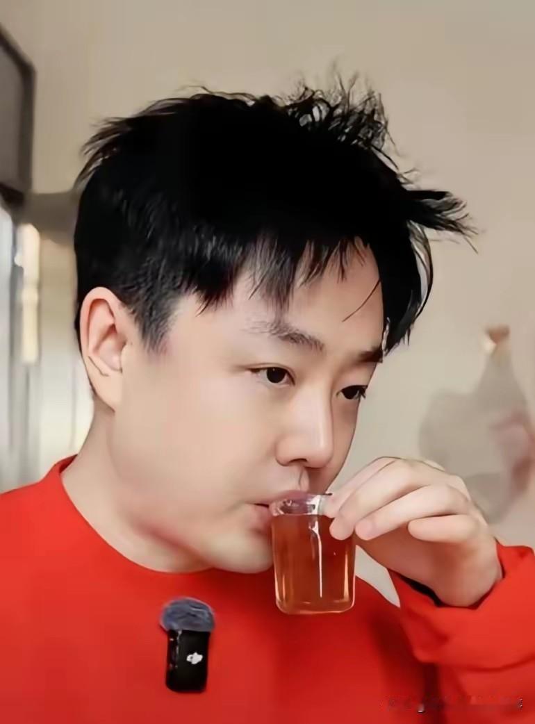 2016年，刘雨鑫还不是千万粉丝追捧的“美食活地图”，他白天在中央人民广播电台做