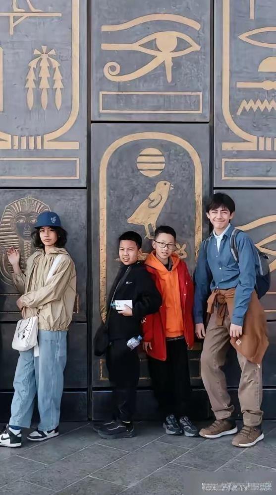 刘烨家孩子都长大咯！14岁诺一帅得很，颜值不输爸爸，12岁霓娜好漂亮，带着异域风