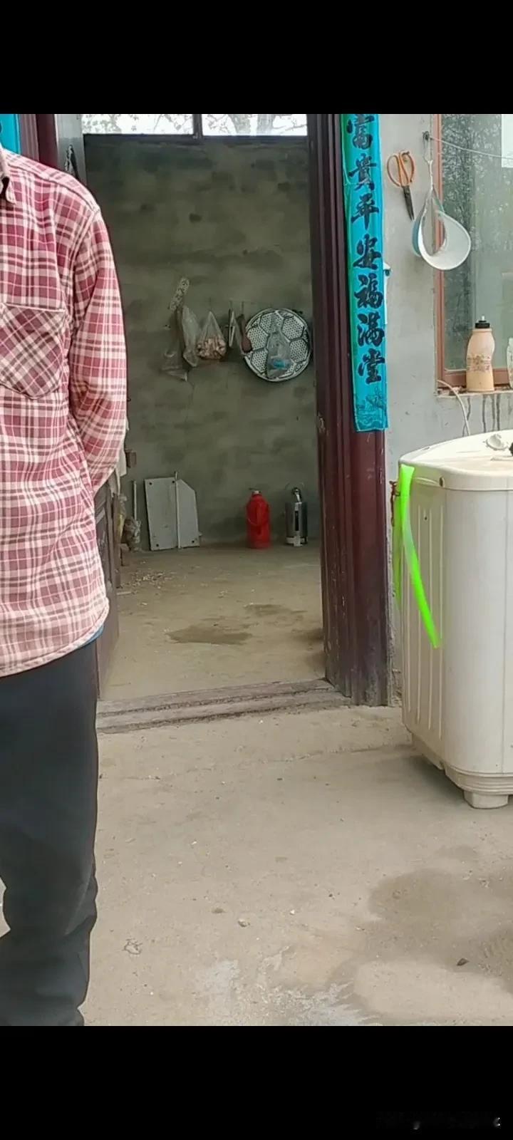 村中有一户人家，全家人到广州打工多年，连春节都未曾回来过年。今年却成了例外，过