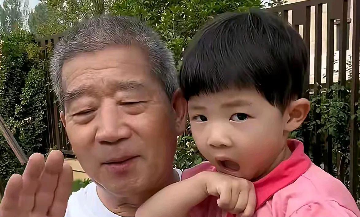 小天赐的父亲一脸委屈，他说5年来大儿子和大女儿没有和他们联系过，更没有来过。不管