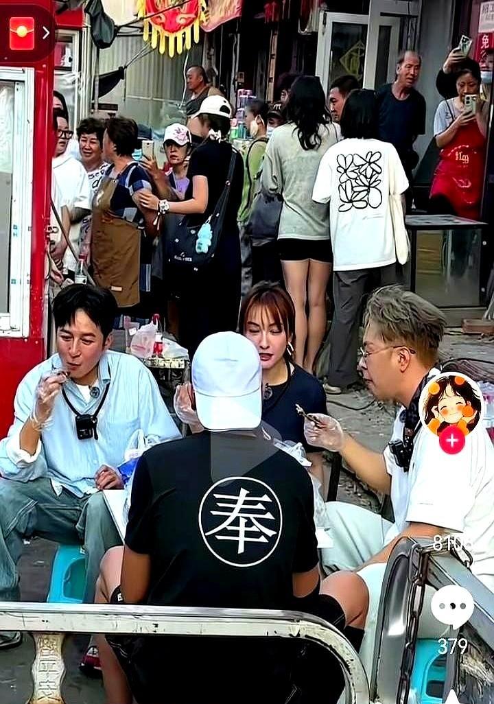 洁癖明星蹲路边撸串，谁还端着？镜头里，李维嘉一手油一手签，嘴角沾着孜然，和旁边