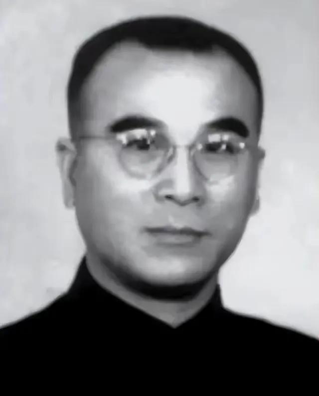 1949年，南京。保密局的特务已经把上万名共产党员的处决名单划好了红叉，就等一声