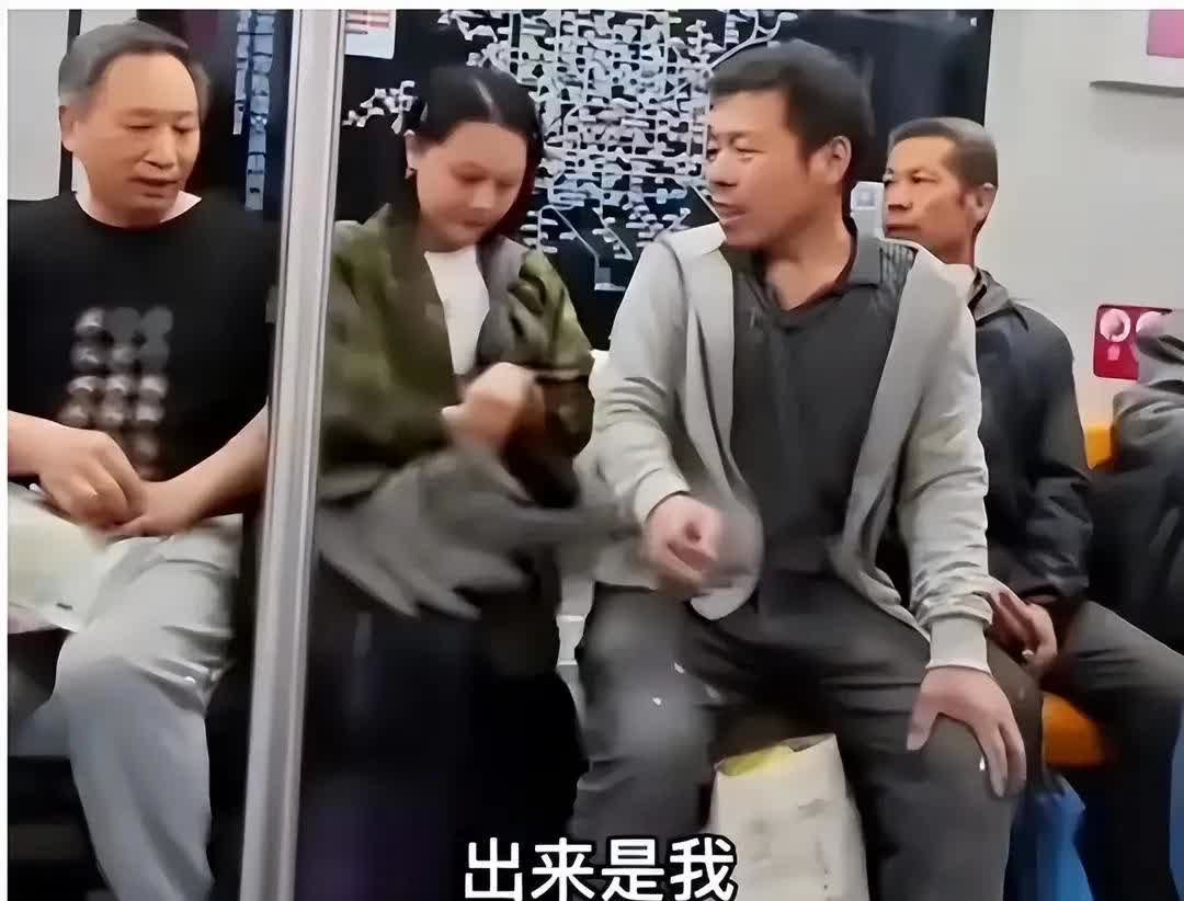 近日，北京地铁上一位打扮讲究的“城市大叔”，嫌弃一农民工穿衣跟“要饭的”似的，甚