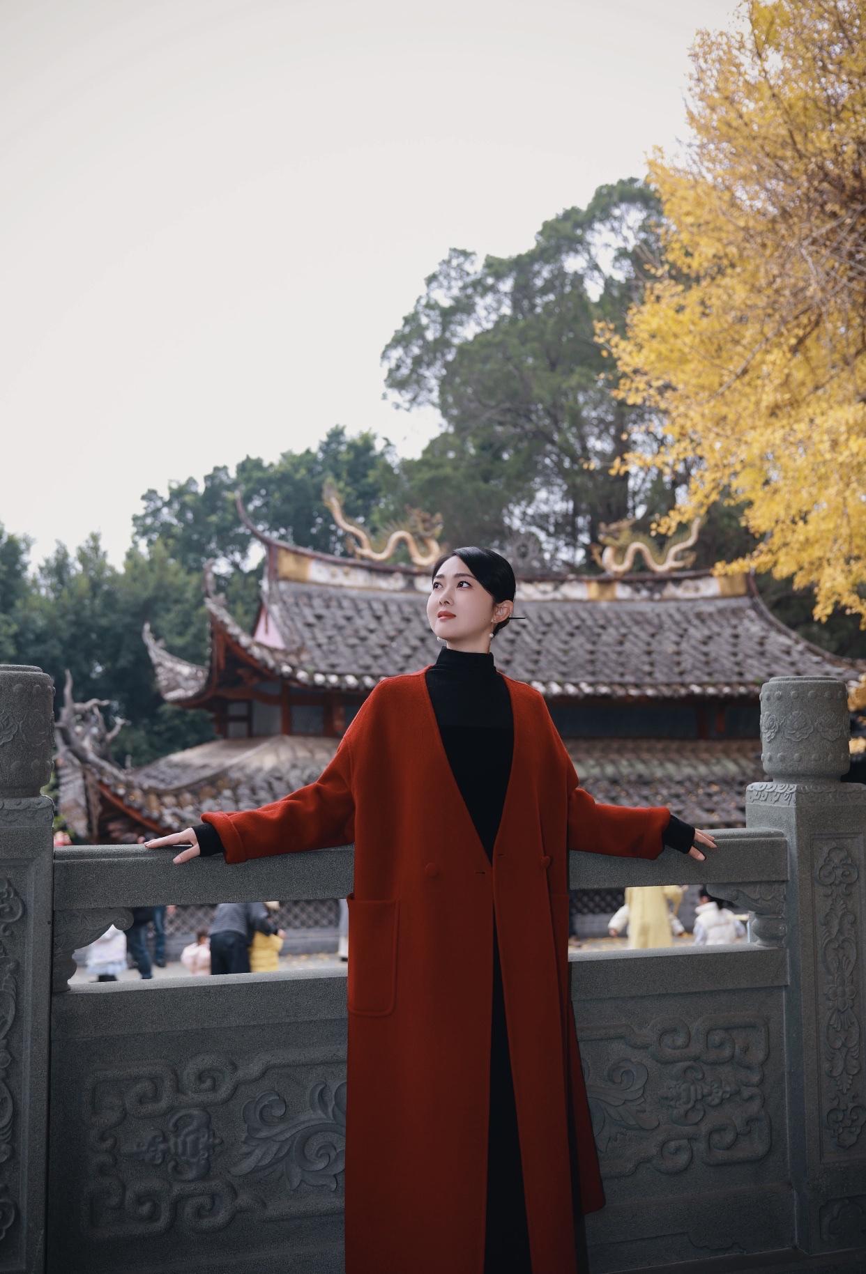 你喜欢哪一种气质的美人?古典型美人，具有古典韵味，仿若从画中走出。