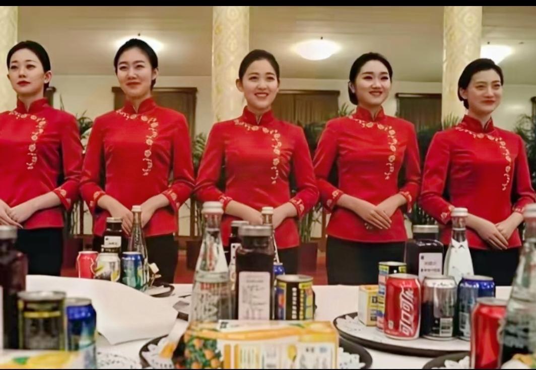 这次接待美方宾客的国宴镜头，我反反复复看了好几遍。平时去那些高级饭局，服务员
