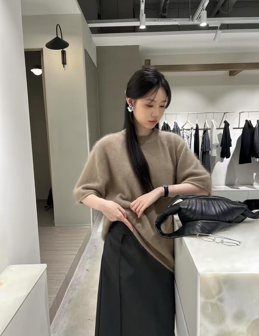 韩国女生穿得不贵，但就是高级。不是靠logo，是靠不吵不闹的质感。毛衣不挑花