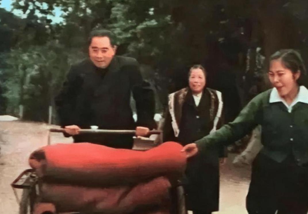 1959年，周总理在广州从化温泉陪邓颖超散步时，看到一名女工吃力地蹬着载满毛毯的