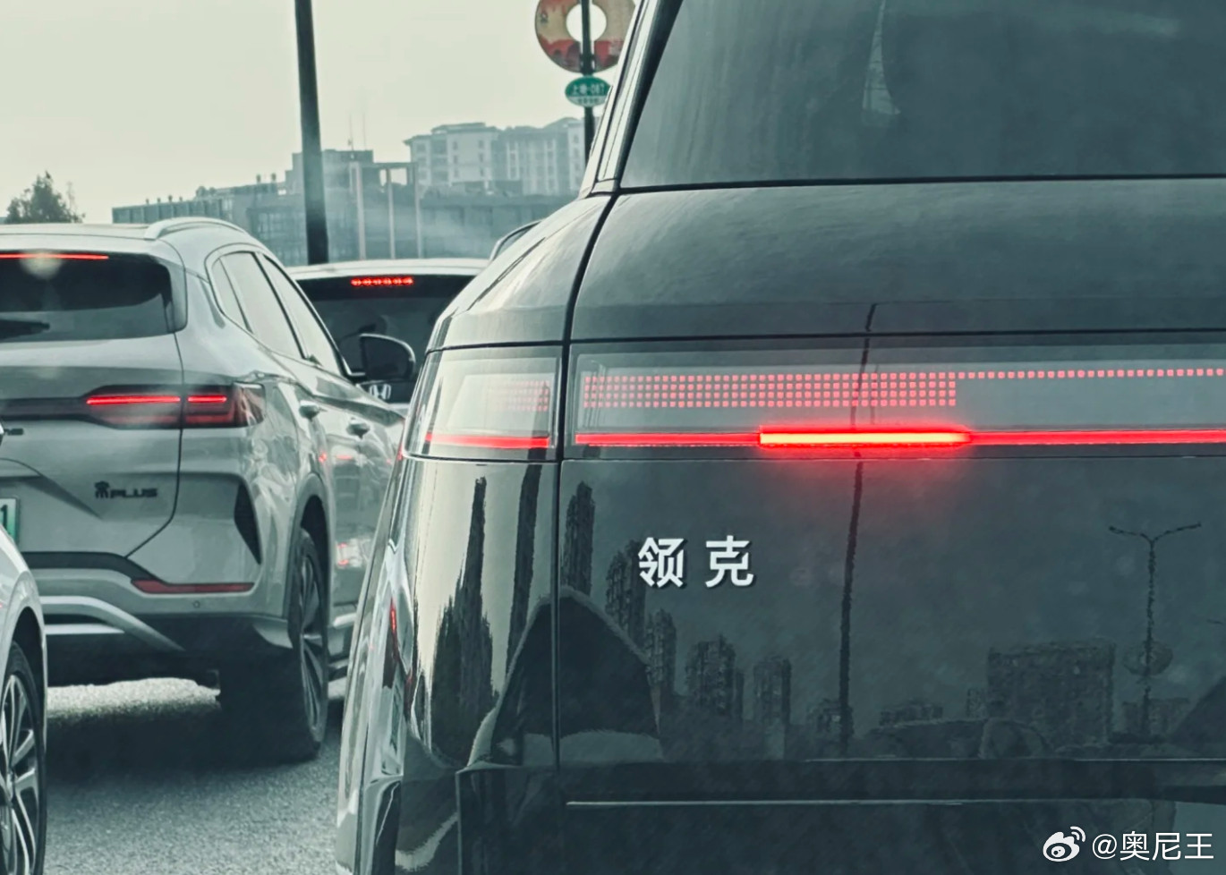 堵了一路，数了一路，给强迫症难受的，拼命要在通车前，数清楚到底有多少个灯点儿！