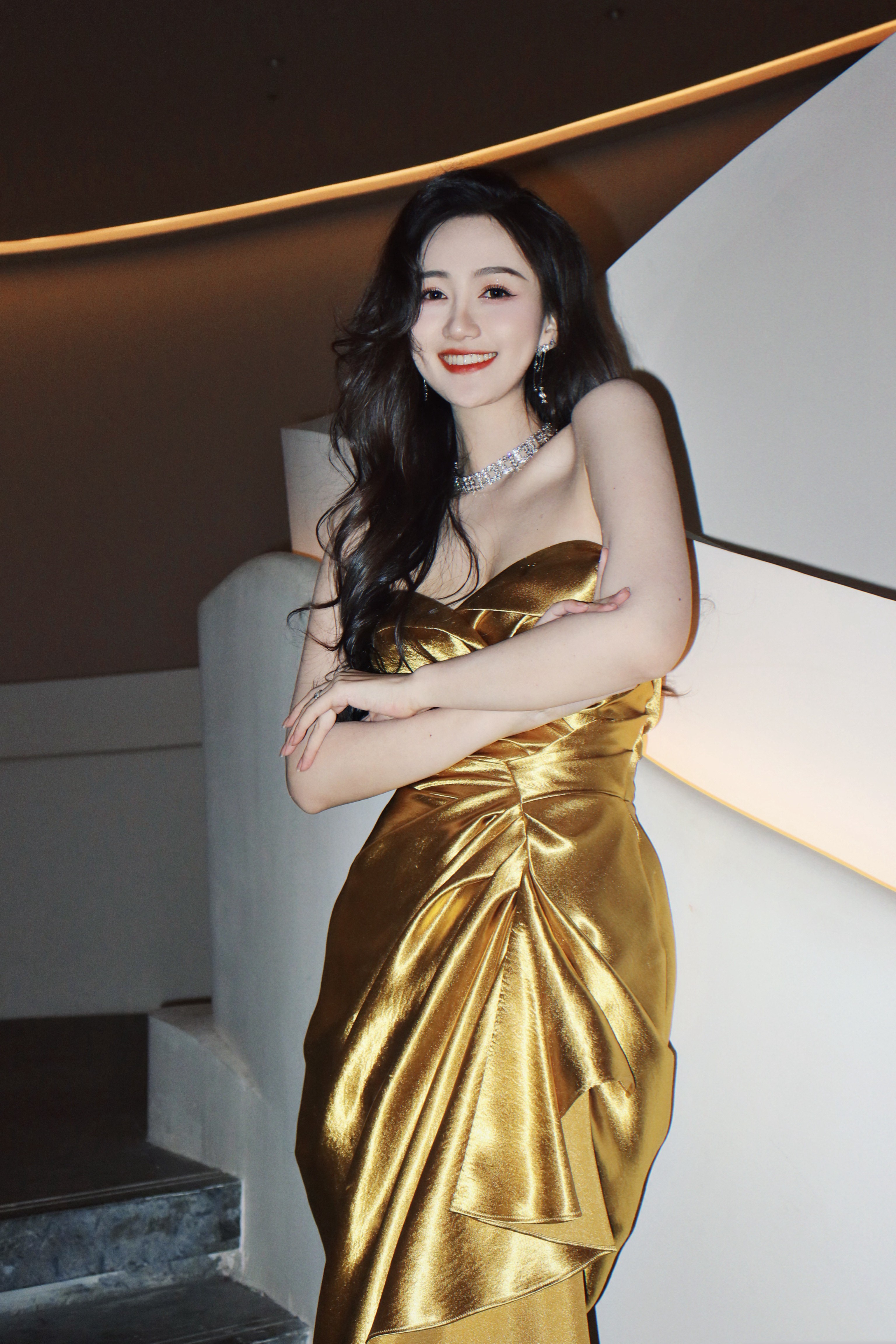 马萱姐姐，金色抹胸礼服，又甜又美​​​