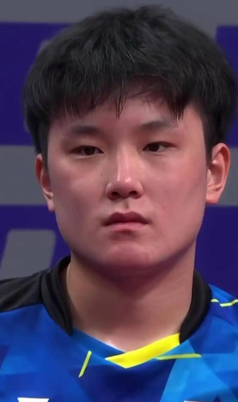 张本智和爆冷出局！但最蹊跷的还真不是输球本身，而是他赛后那番受访表态，纯属自己打