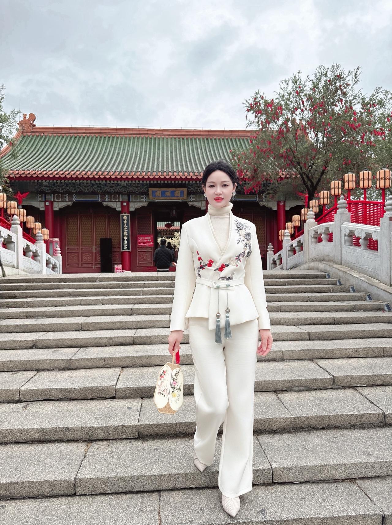 生活最好的模样，就是在寻常日子里酿造属于自己的甜。穿搭秀出你的民族范儿爱拍照的