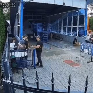 这几个老外命可真大！碰到这么危险的事故，竟然还能毫发无损？真是大难不死，必有