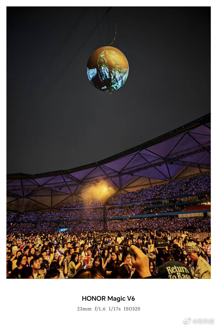 这次深圳谢霆锋演唱会，结果用荣耀MagicV6一拍，我直接惊呆了！演唱会灯光那