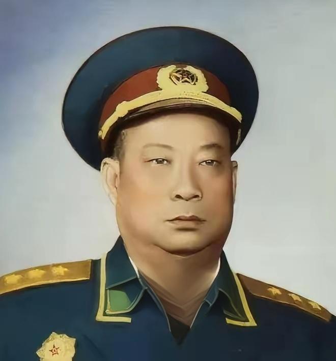 上世纪50年代的一天，成都军区司令贺炳炎上将准备外出，他的二儿子高喊：“哨兵（警