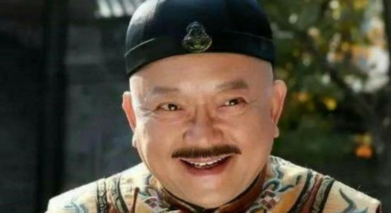 乾隆任用大奸臣和珅，在乾隆晚年时和珅可谓独享了大权，做了＂二皇帝＂。一个贪官