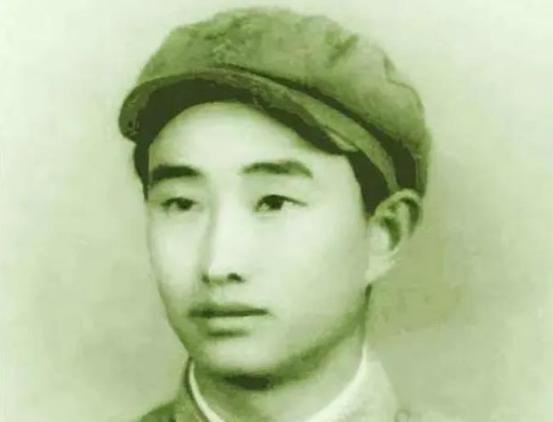 1943年，鬼子派飞机空袭八路军驻地，一名小战士按捺不住心中的怒火，抬手就是一枪