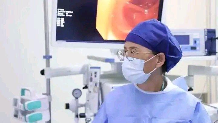 17岁身高1米75的小吴，体重却只有110斤，还反复腹痛一年，这经历真是太让人心