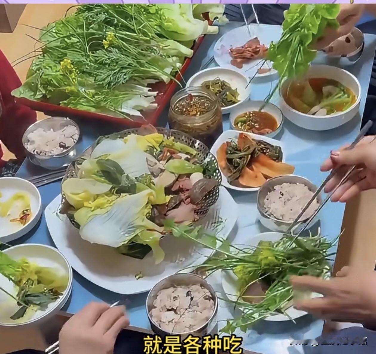 最近发现个特有意思的现象，韩国年轻人现在是彻底迷上中餐了，迷到啥程度？简直走火入