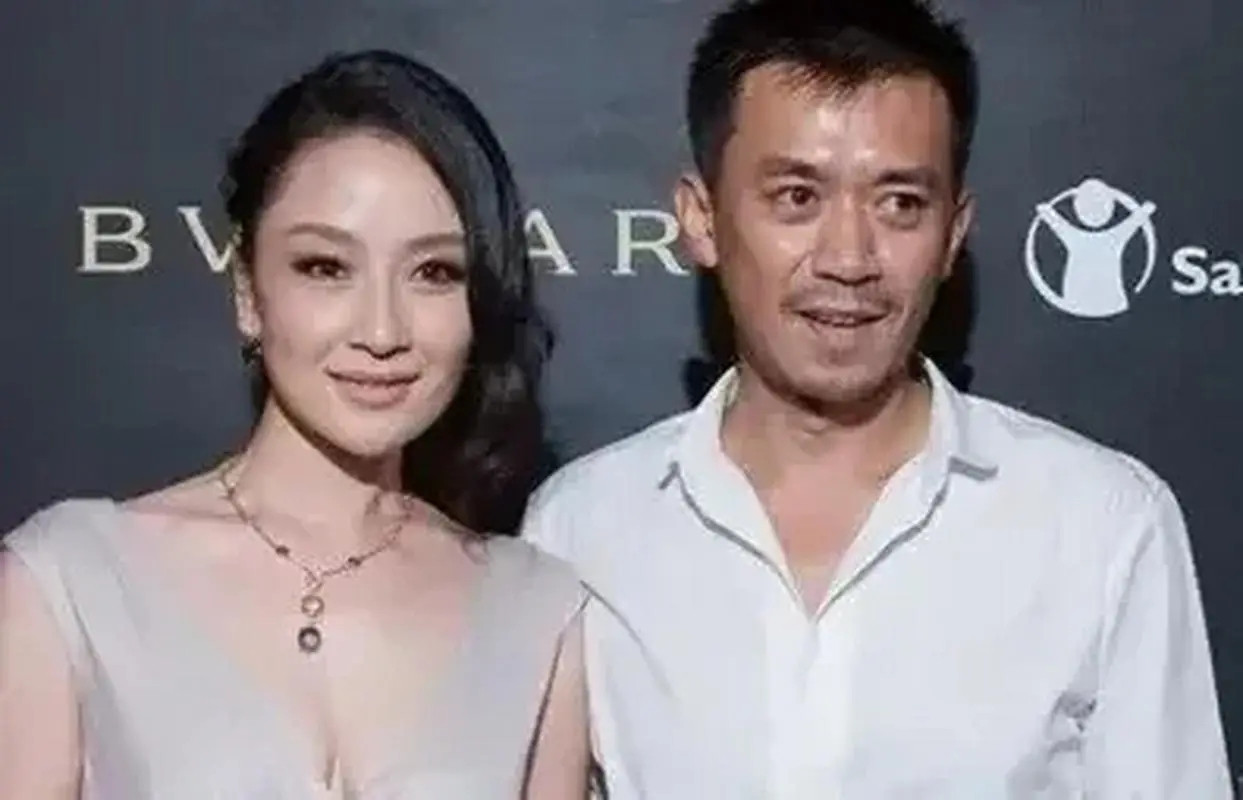 2009年，二婚的王学兵迎娶孙宁。孙宁承担了婚礼全部开销，还买了婚房。而王学兵却