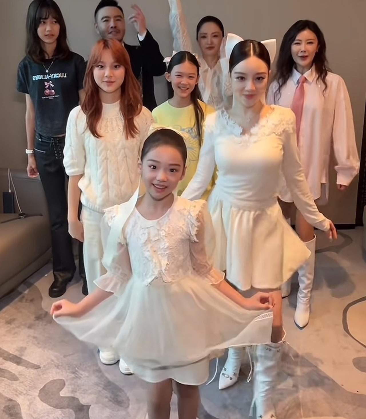 董璇的好闺蜜调侃说，小酒窝更像是李小璐的女儿，两人更像亲母女。首先两人兴趣爱好