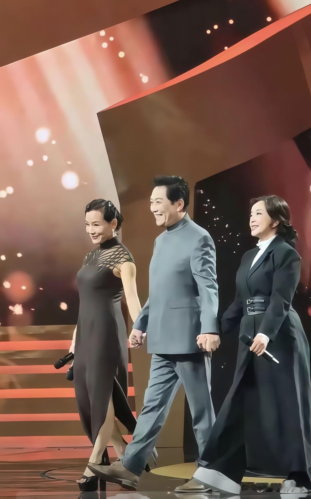 时光鉴影：几代人青春里的银幕老友重聚最近百花奖红毯上，唐国强、刘晓庆、陈冲三