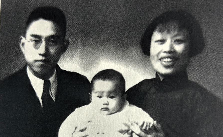 1938年，柳无忌夫妇与女儿柳光南在昆明的合影。柳无忌在西南联大主讲英国文学史，