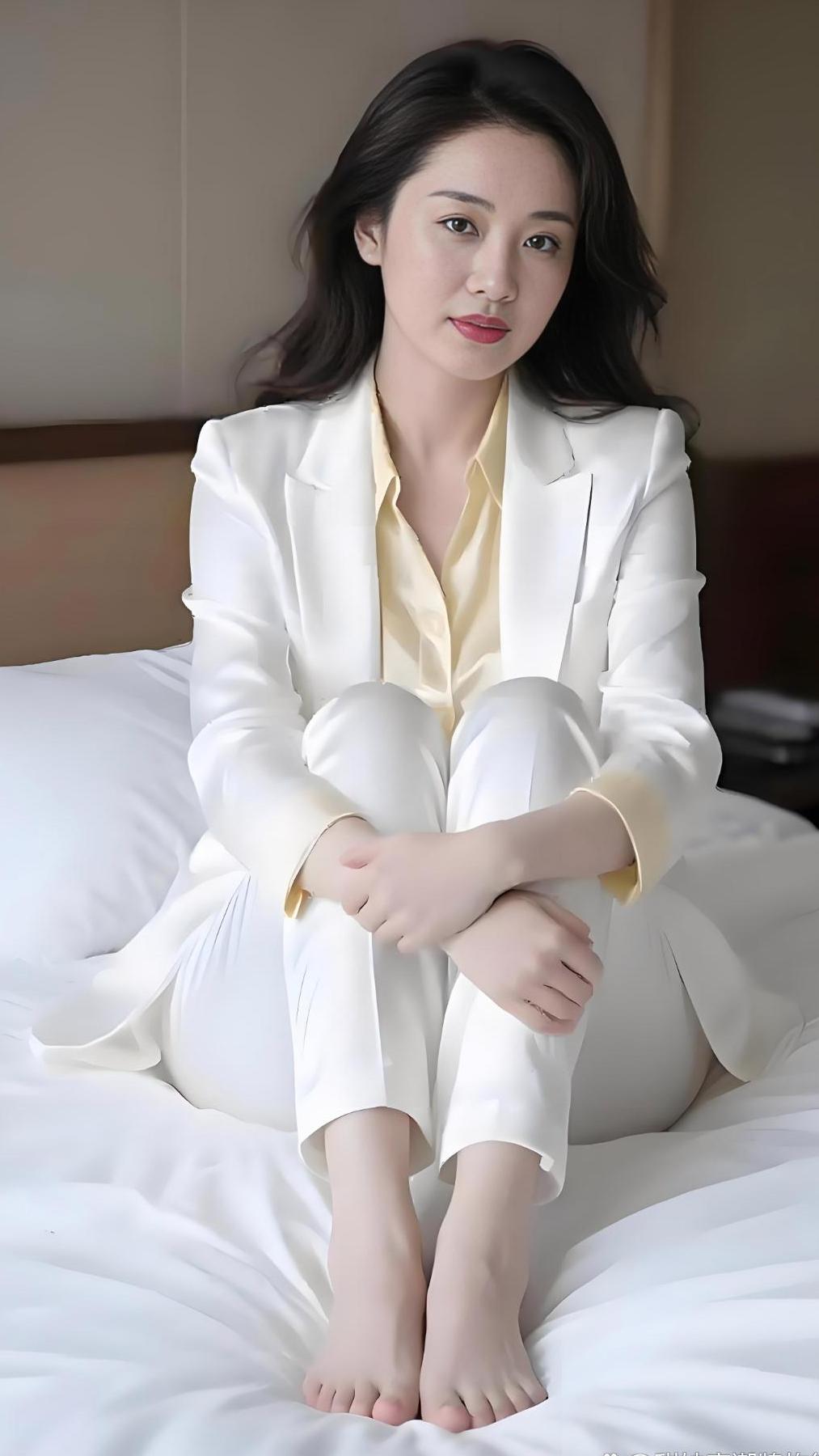 优雅白西装，气质满满，轻松自在，完美造型！