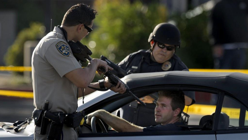 美国警察执法时,需不需要出示证件?