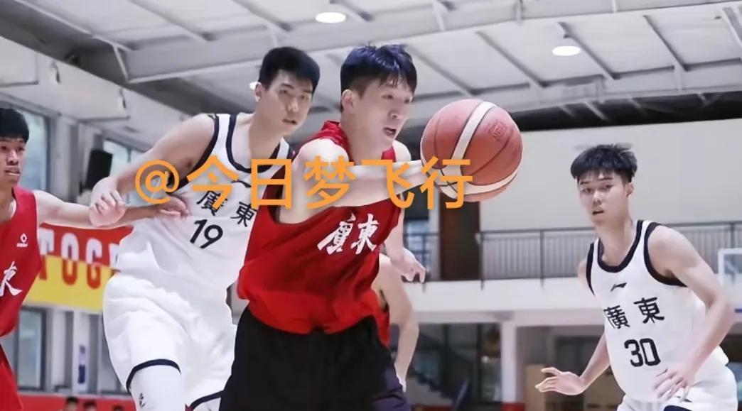 徐昕、黄明依在深圳备战训练，下赛季继续留在广东队！广东宏远球员徐昕、黄明依、李