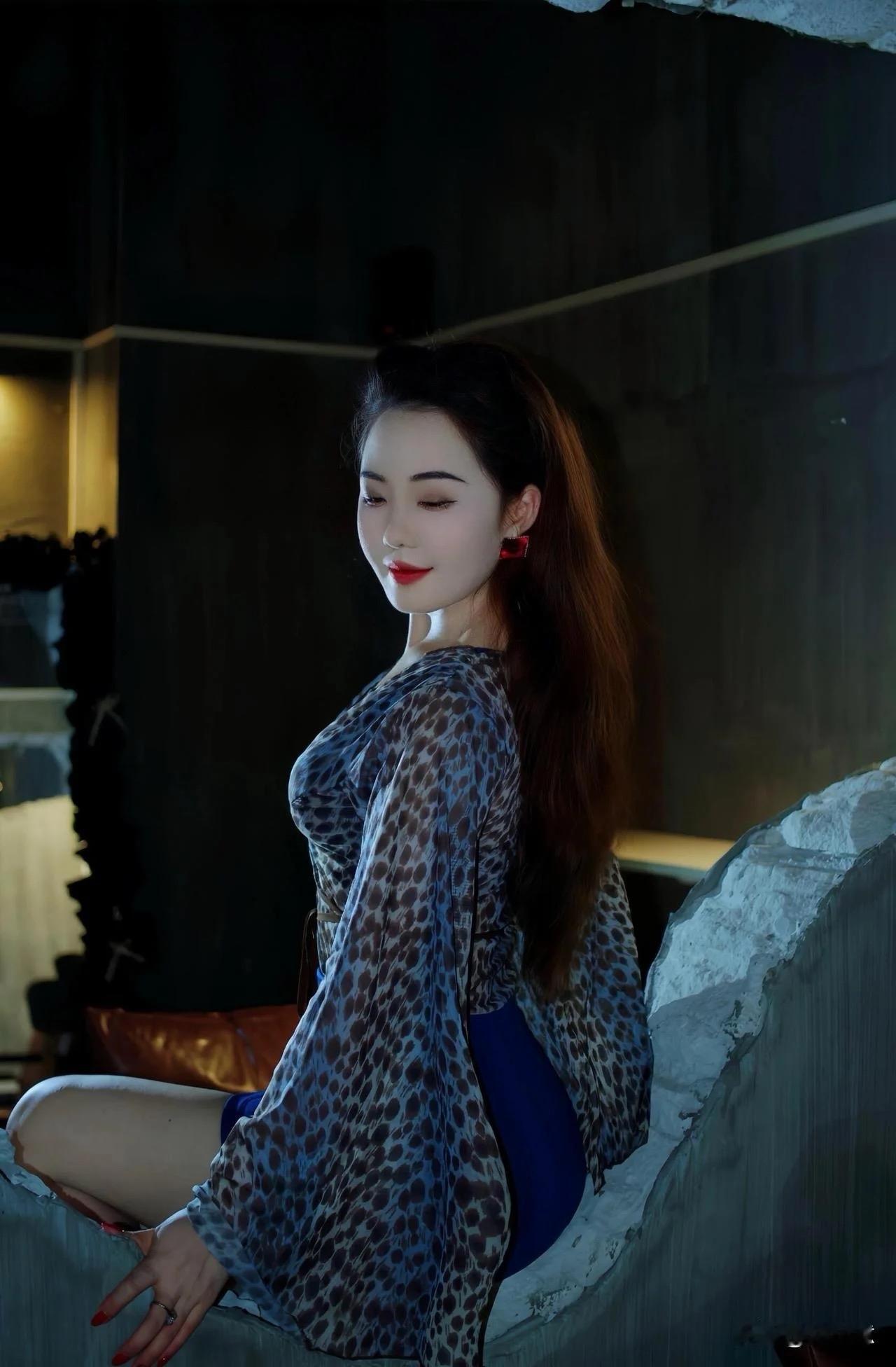 优雅钢琴旁，时尚女郎的迷人瞬间女生怎么穿搭会看上去很优雅