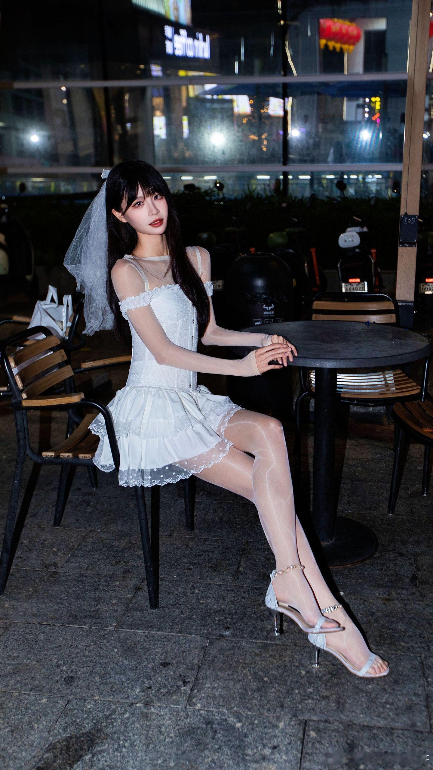 夜色下的白色婚纱~