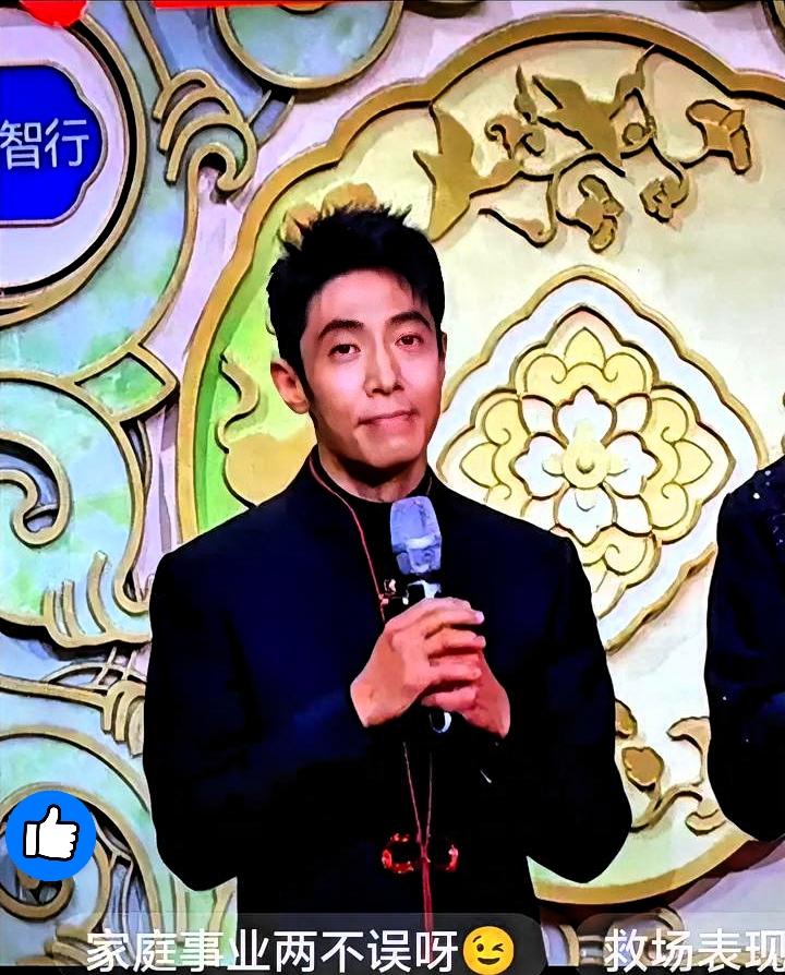 央视春晚icon差点出事，全靠50岁的撒贝宁icon拿命在扛。你看他那张又黑又瘦