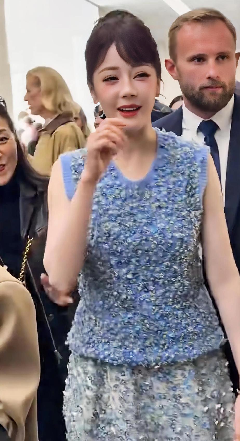这居然是迪丽热巴[笑着哭]衣服和妆造真的很难评，只能说女神怎样都很美，哈哈哈