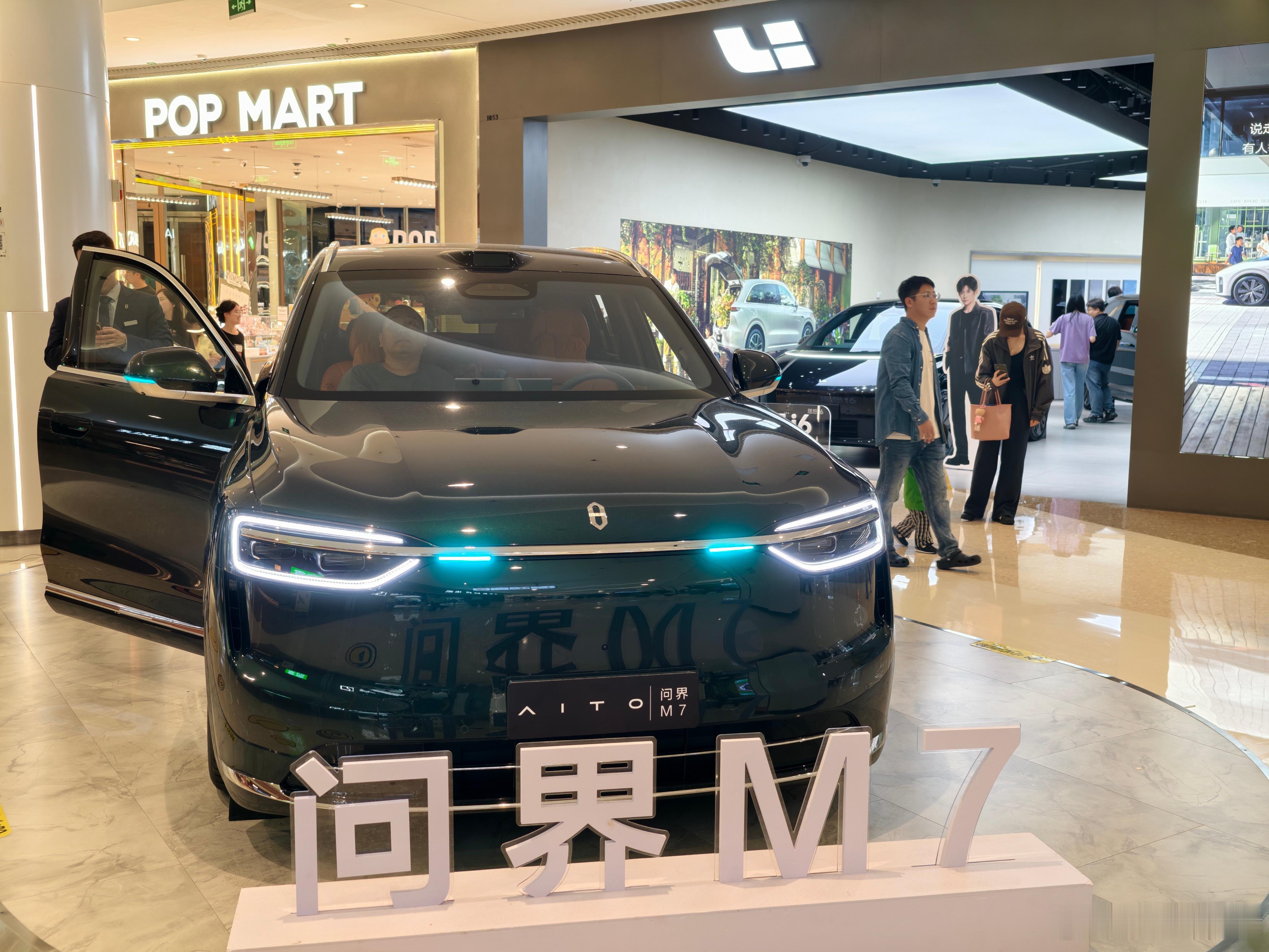 理想汽车门口，摆了个问界M7，华为太能拼了[捂脸哭]​​​