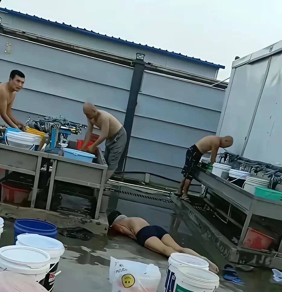 真的没想到，旁边的工友真的太麻木了。一名男子在洗漱时突然倒地，而旁边同时洗漱的