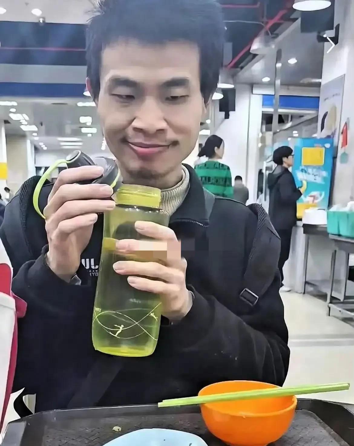 北大同学眼里的韦东奕：食堂里的真实模样身边有同学在北大，常偶遇韦东奕。他三餐